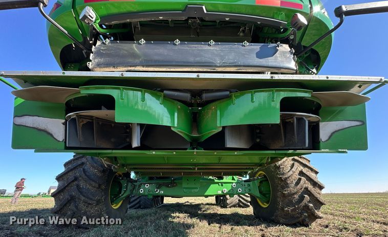 image for item DQ6723 2022 John Deere X9 1100 Signature Edition RWA combine
