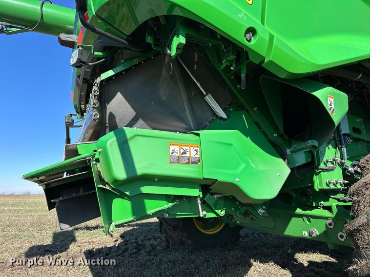 image for item DQ6723 2022 John Deere X9 1100 Signature Edition RWA combine