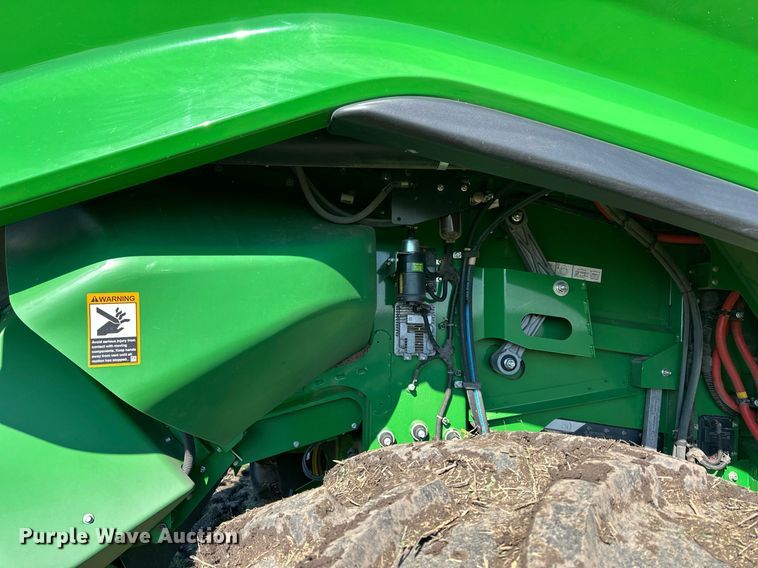 image for item DQ6723 2022 John Deere X9 1100 Signature Edition RWA combine