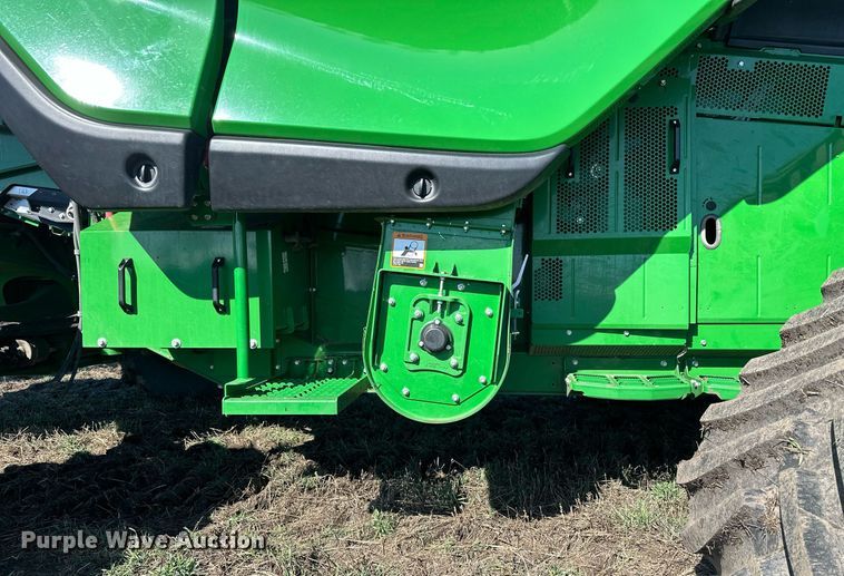 image for item DQ6723 2022 John Deere X9 1100 Signature Edition RWA combine