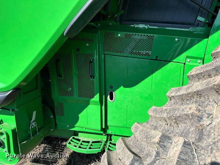 image for item DQ6723 2022 John Deere X9 1100 Signature Edition RWA combine