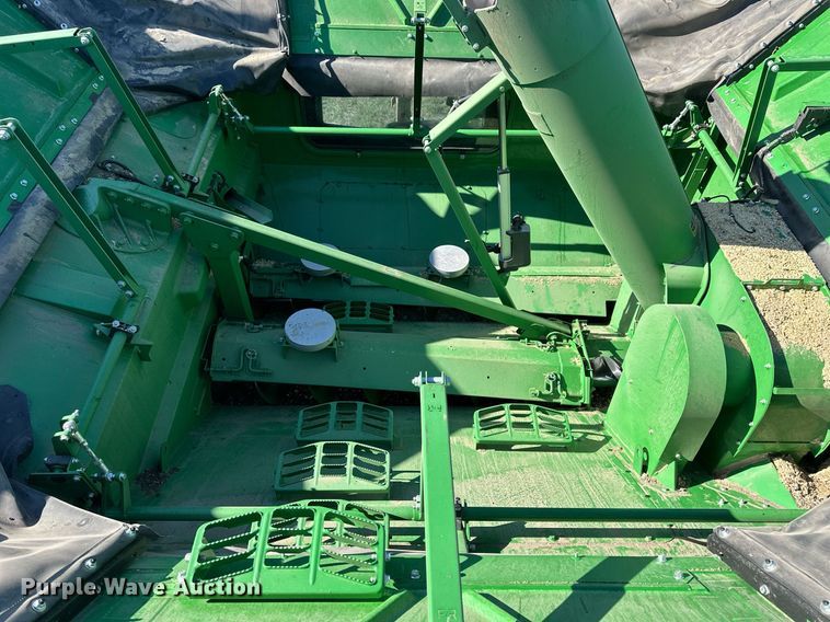 image for item DQ6723 2022 John Deere X9 1100 Signature Edition RWA combine