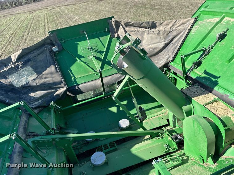 image for item DQ6723 2022 John Deere X9 1100 Signature Edition RWA combine