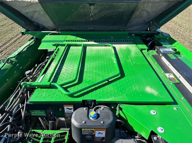 image for item DQ6723 2022 John Deere X9 1100 Signature Edition RWA combine