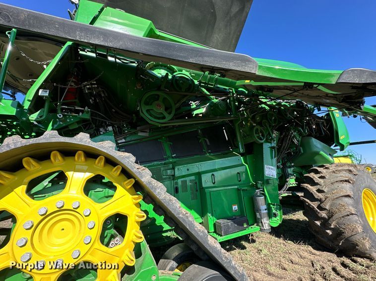 image for item DQ6723 2022 John Deere X9 1100 Signature Edition RWA combine