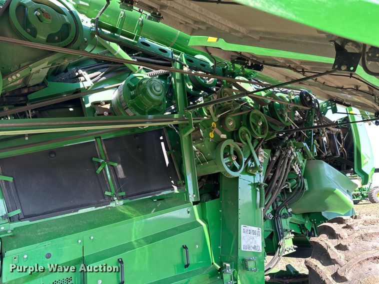 image for item DQ6723 2022 John Deere X9 1100 Signature Edition RWA combine