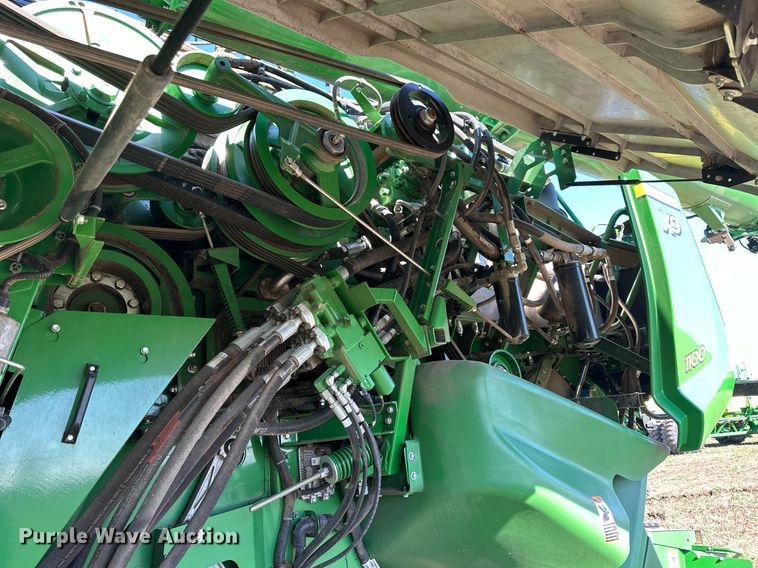 image for item DQ6723 2022 John Deere X9 1100 Signature Edition RWA combine