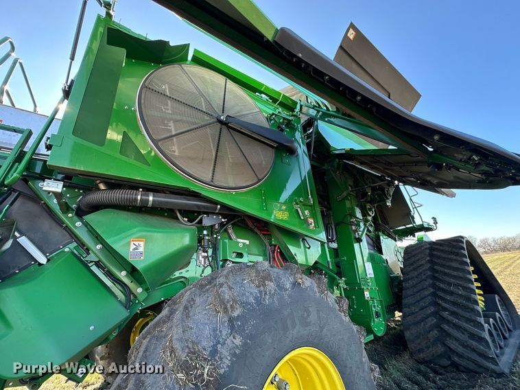 image for item DQ6723 2022 John Deere X9 1100 Signature Edition RWA combine