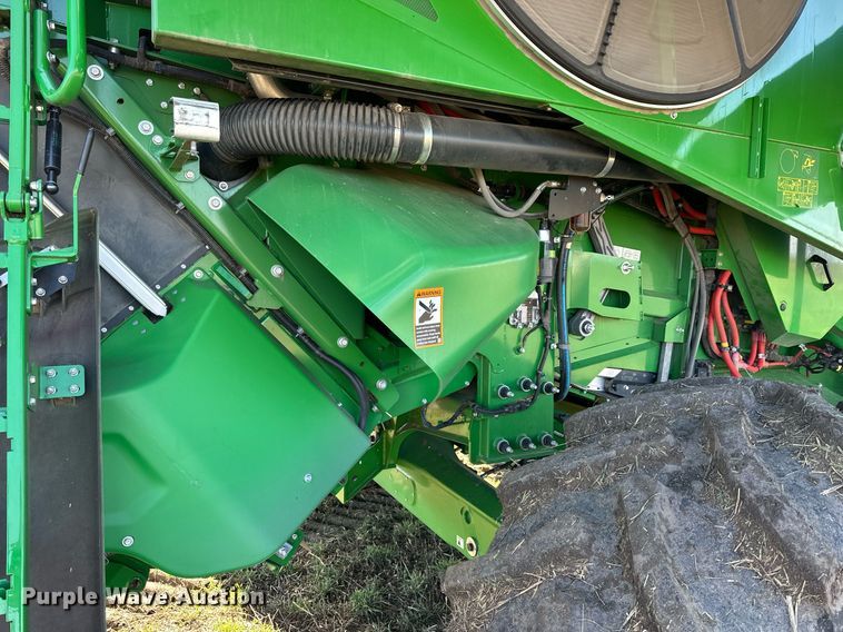 image for item DQ6723 2022 John Deere X9 1100 Signature Edition RWA combine