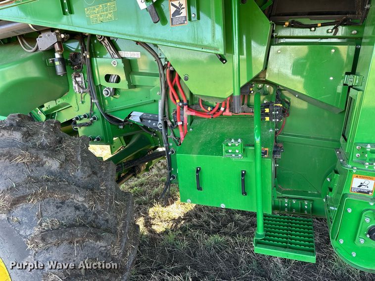 image for item DQ6723 2022 John Deere X9 1100 Signature Edition RWA combine