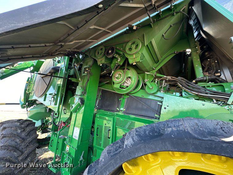 image for item DQ6723 2022 John Deere X9 1100 Signature Edition RWA combine