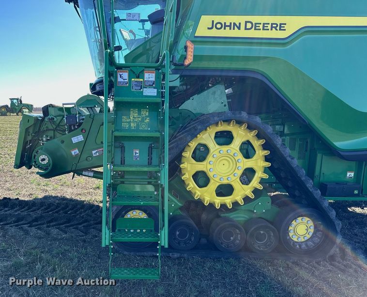 image for item DQ6723 2022 John Deere X9 1100 Signature Edition RWA combine