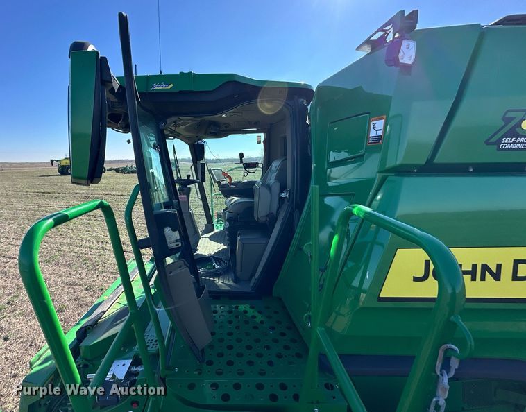image for item DQ6723 2022 John Deere X9 1100 Signature Edition RWA combine