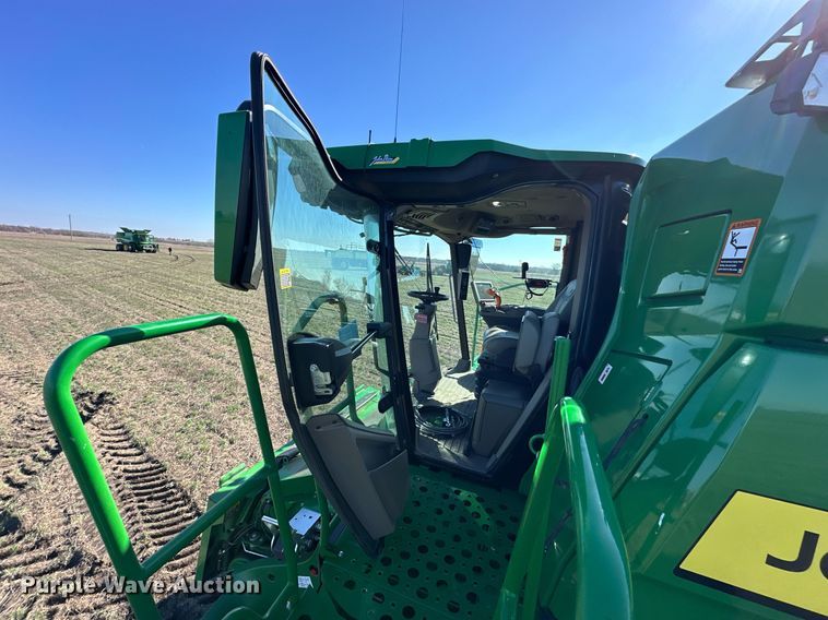 image for item DQ6723 2022 John Deere X9 1100 Signature Edition RWA combine