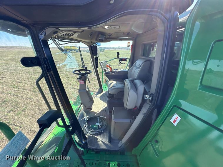 image for item DQ6723 2022 John Deere X9 1100 Signature Edition RWA combine