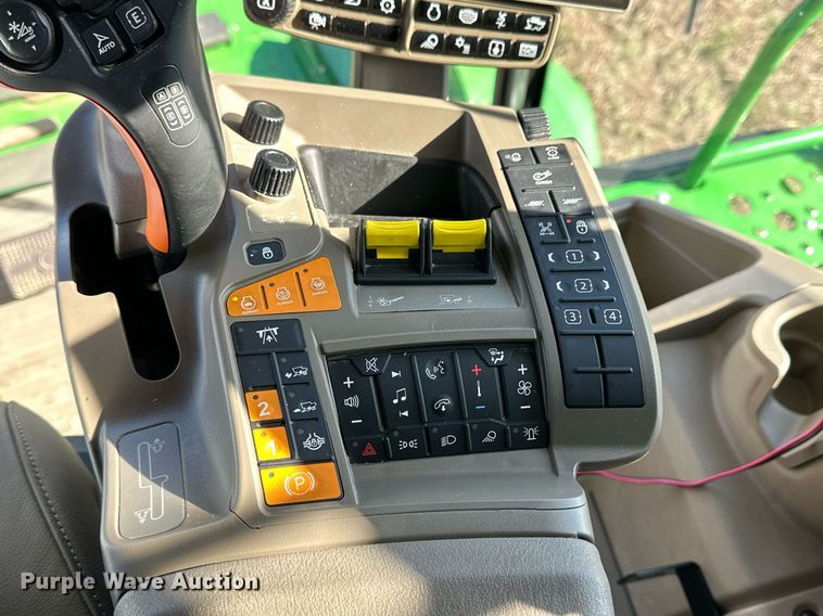 image for item DQ6723 2022 John Deere X9 1100 Signature Edition RWA combine