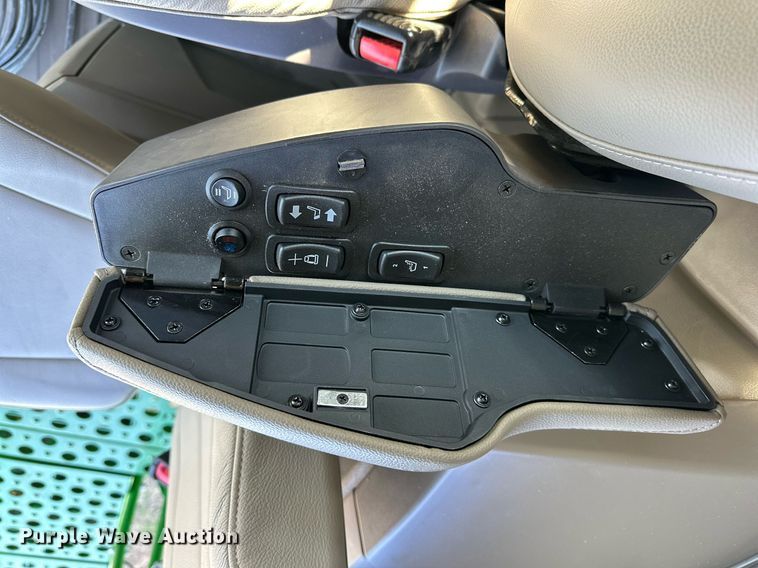 image for item DQ6723 2022 John Deere X9 1100 Signature Edition RWA combine