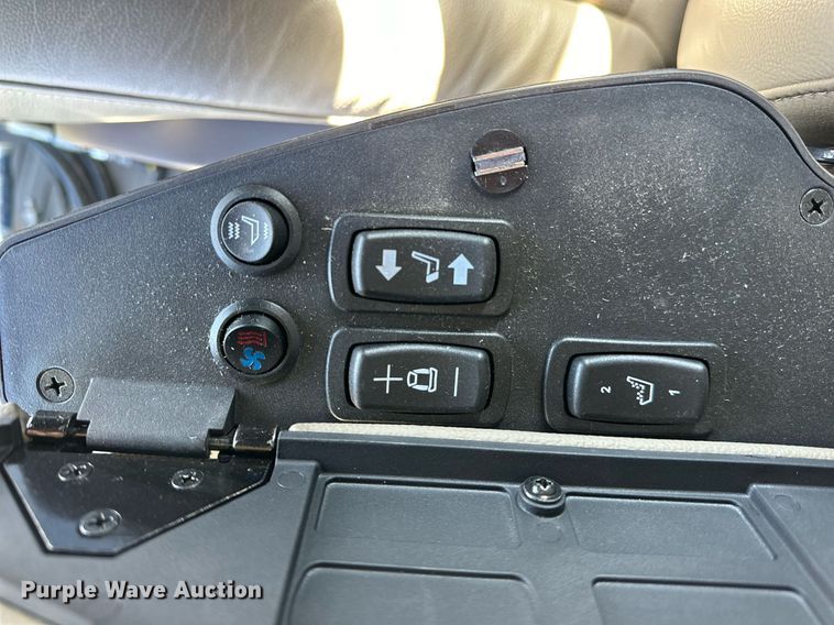 image for item DQ6723 2022 John Deere X9 1100 Signature Edition RWA combine