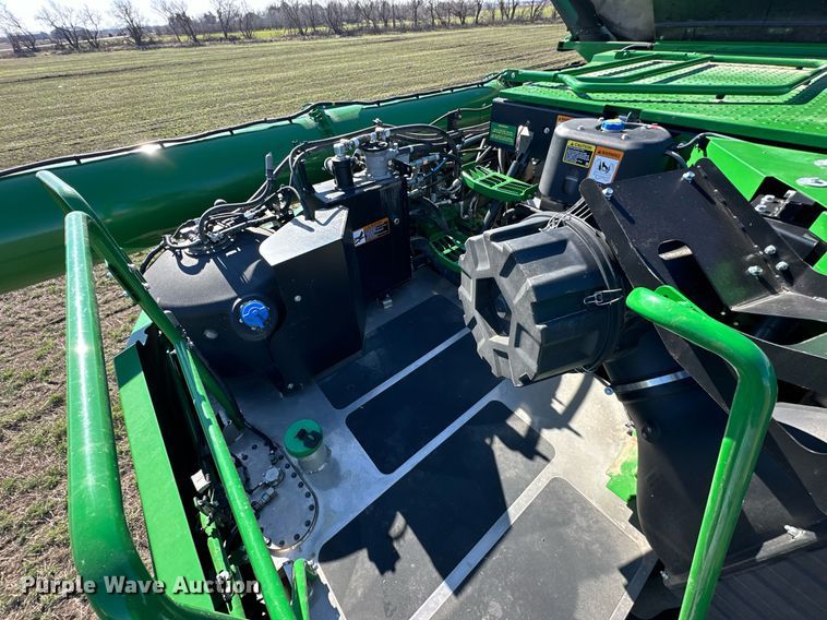 image for item DQ6723 2022 John Deere X9 1100 Signature Edition RWA combine