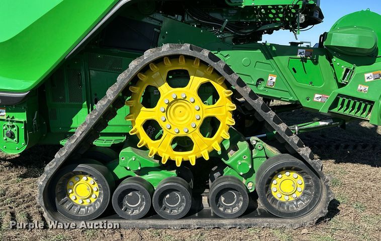 image for item DQ6723 2022 John Deere X9 1100 Signature Edition RWA combine
