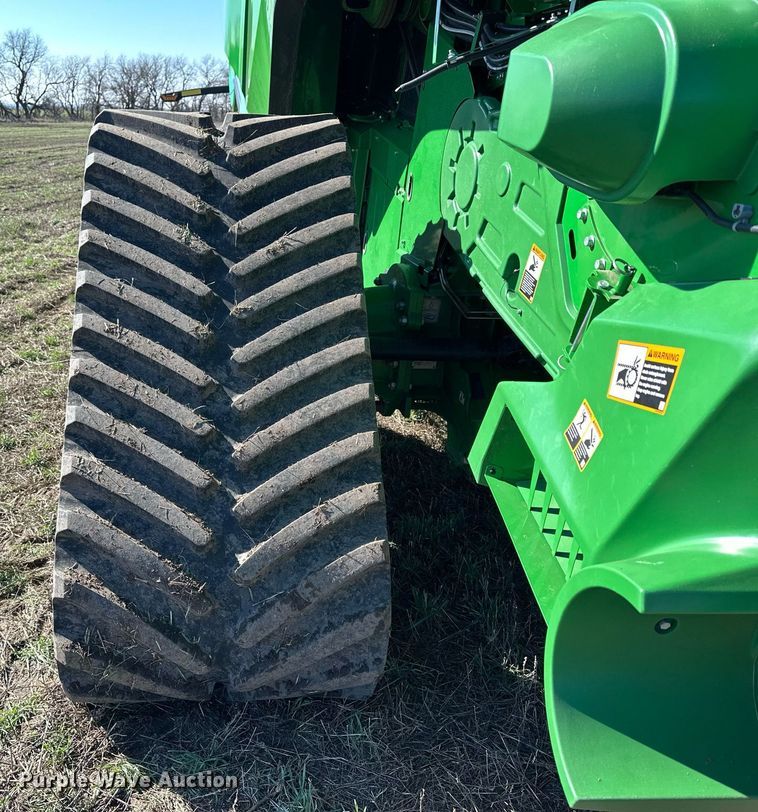 image for item DQ6723 2022 John Deere X9 1100 Signature Edition RWA combine