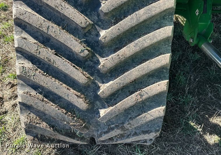 image for item DQ6723 2022 John Deere X9 1100 Signature Edition RWA combine