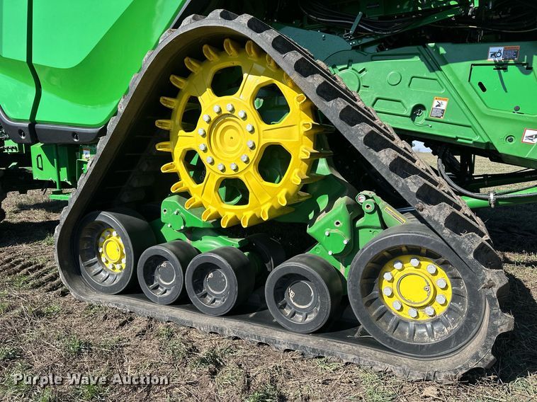 image for item DQ6723 2022 John Deere X9 1100 Signature Edition RWA combine