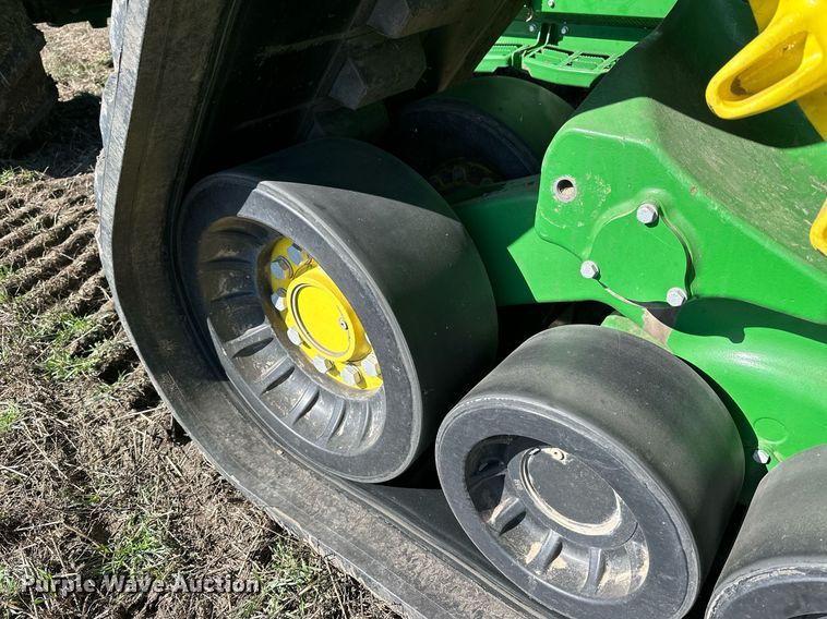 image for item DQ6723 2022 John Deere X9 1100 Signature Edition RWA combine