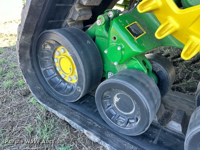 image for item DQ6723 2022 John Deere X9 1100 Signature Edition RWA combine