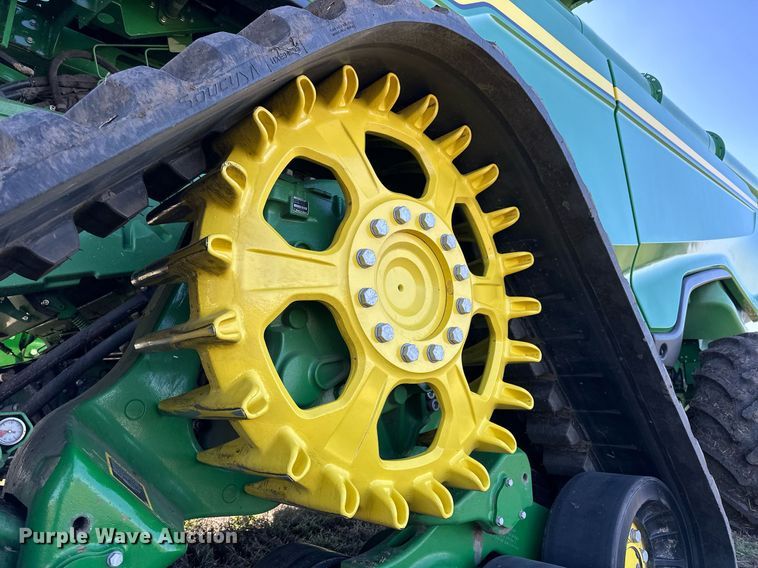 image for item DQ6723 2022 John Deere X9 1100 Signature Edition RWA combine