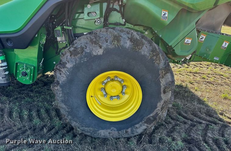 image for item DQ6723 2022 John Deere X9 1100 Signature Edition RWA combine