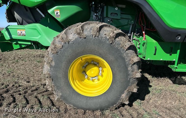 image for item DQ6723 2022 John Deere X9 1100 Signature Edition RWA combine