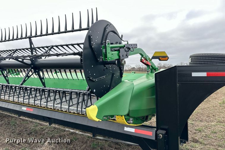 image for item DQ6724 2022 John Deere HD50F flex draper head