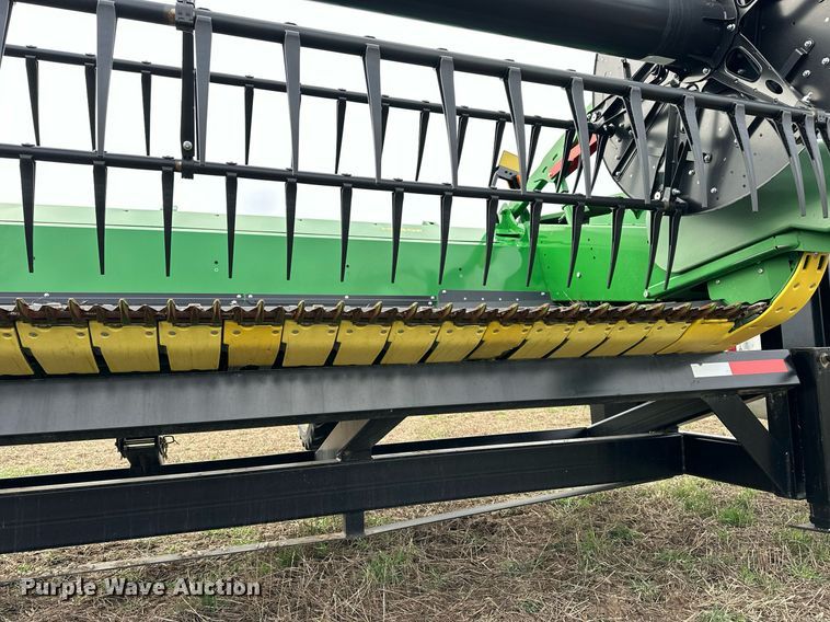 image for item DQ6724 2022 John Deere HD50F flex draper head