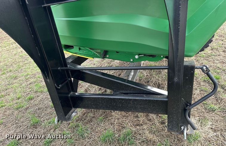 image for item DQ6724 2022 John Deere HD50F flex draper head