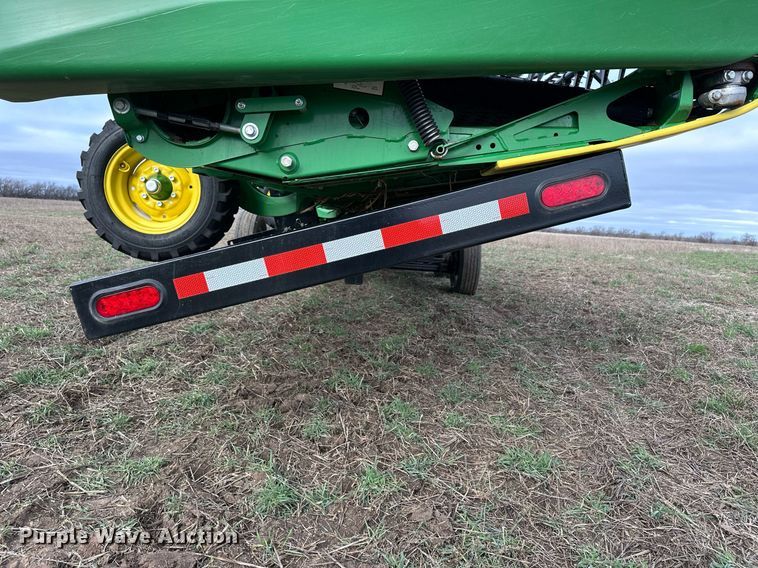 image for item DQ6724 2022 John Deere HD50F flex draper head