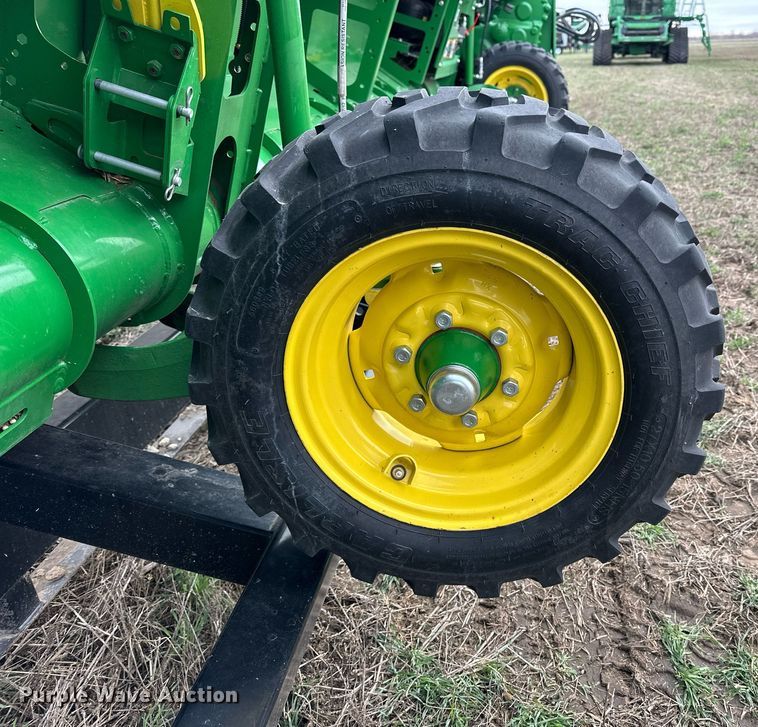 image for item DQ6724 2022 John Deere HD50F flex draper head