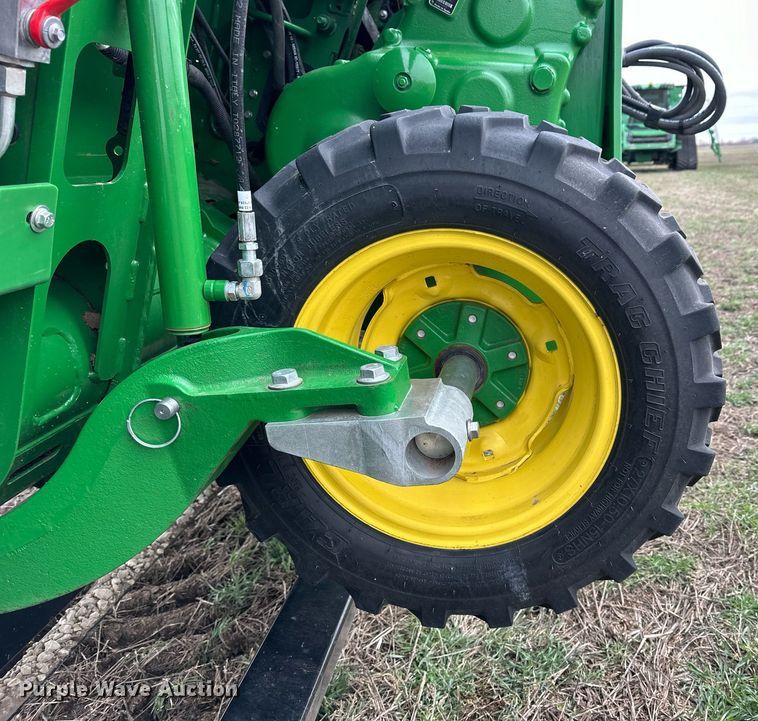 image for item DQ6724 2022 John Deere HD50F flex draper head