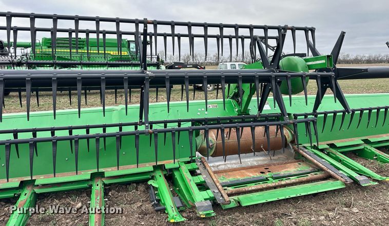 image for item DQ6726 2017 John Deere 640FD flex draper head