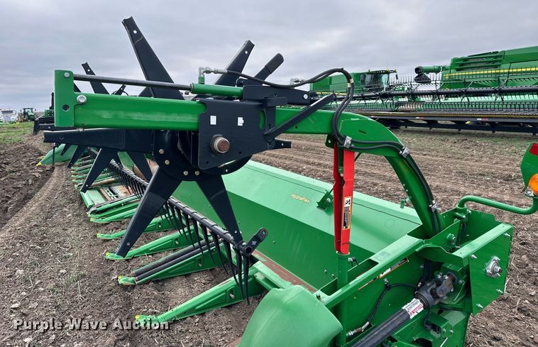 image for item DQ6726 2017 John Deere 640FD flex draper head