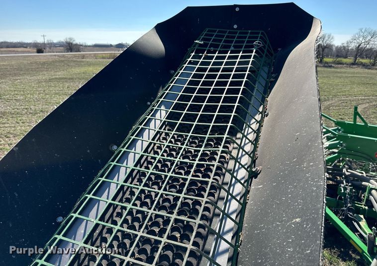 image for item DQ6729 2018 John Deere 1890C air seeder