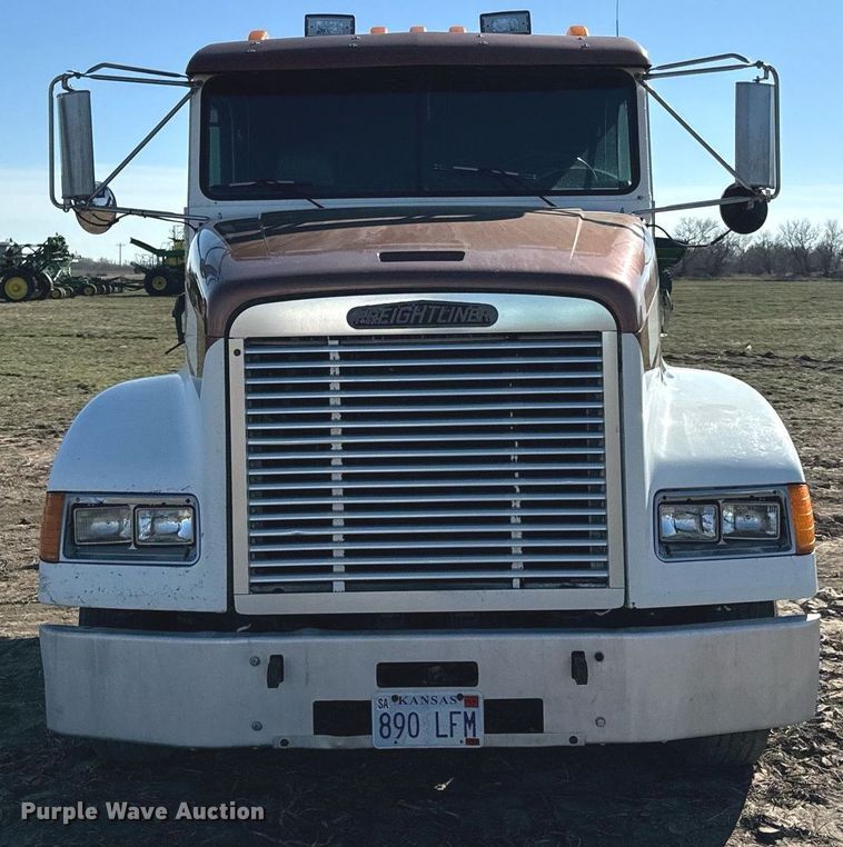 image for item DQ6731 1996 Freightliner  semi truck
