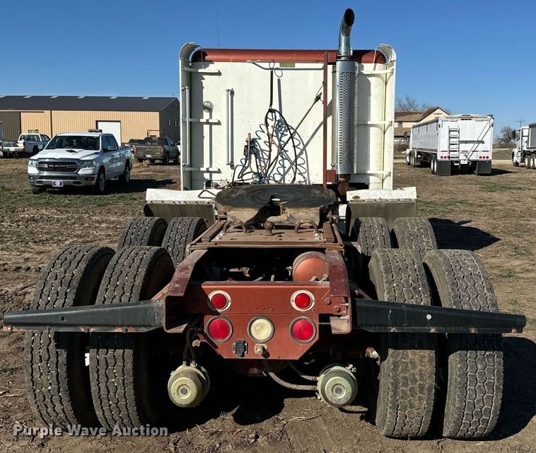 image for item DQ6731 1996 Freightliner  semi truck