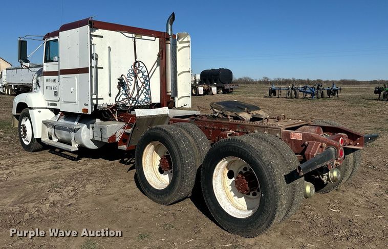 image for item DQ6731 1996 Freightliner  semi truck