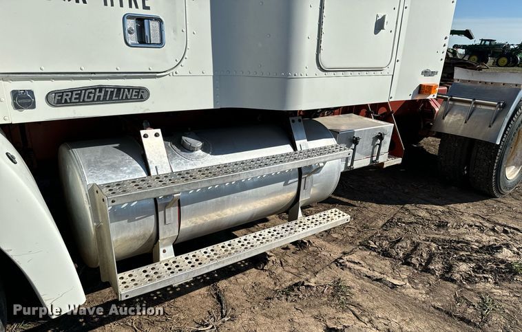 image for item DQ6731 1996 Freightliner  semi truck