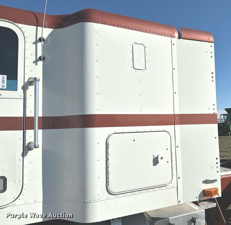 image for item DQ6731 1996 Freightliner  semi truck