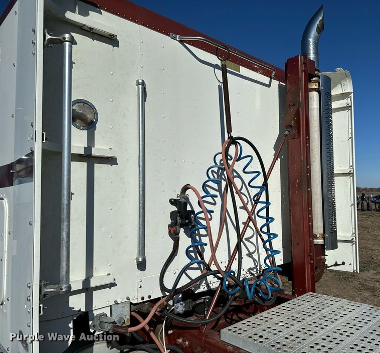 image for item DQ6731 1996 Freightliner  semi truck