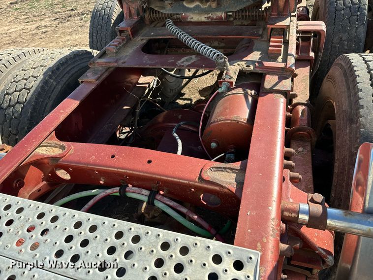 image for item DQ6731 1996 Freightliner  semi truck