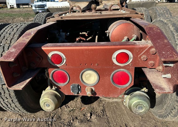 image for item DQ6731 1996 Freightliner  semi truck