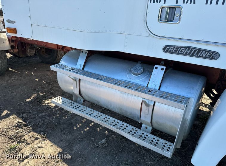 image for item DQ6731 1996 Freightliner  semi truck